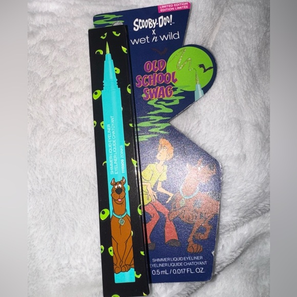 Scooby Doo 16 Color Palette, Face & Body Crayon Set, Lip Mask, Eyeliner, Blush - Picture 5 of 9